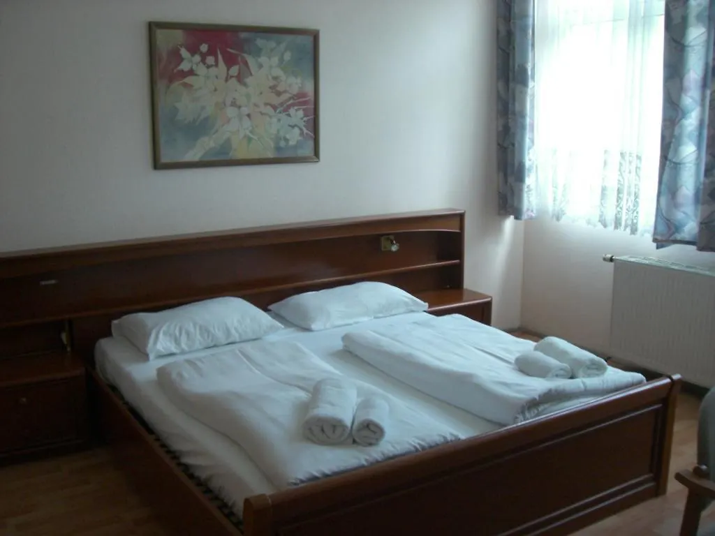 וינה Hotel Peck